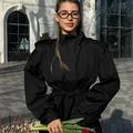 Elegante zwarte trenchcoat in Franse stijl met riem en uitlopende mouwen voor dames - S / Tops / Zwart
