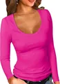 Primo piano di una t-shirt a maniche lunghe a costine rosa vivace con scollo tondo profondo - rosa scuro