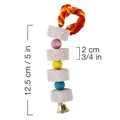 Detail van kauwspeeltje voor papegaaien: 12,5 cm totale lengte en 2 cm steendikte - Katoenen Touw Snaar (Willekeurige Kraalkleur)