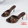 Detail van de luipaardmules met een hakhoogte van 8,8 cm en gespdecoratie. - 35 / Luipaard Stijl (YD2606B12D810) / Luipaardprint
