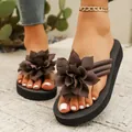 Detalle de las chanclas de dedo para mujer con un gran adorno de flor de tela marrón - 36 / Marrón Oscuro