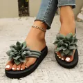 Vista detallada de chanclas planas para mujer con grandes flores decorativas de tela verde - 36 / Verde Militar