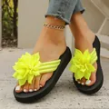Vista detallada de las chanclas con flores amarillo neón para mujer con cómoda suela de espuma negra - 36 / Verde Fluorescente