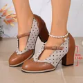 Vista detallada de zapatos Brogue vintage con lunares, tacón de 8 cm y tira en T - 36 / Café