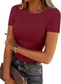 Détail rapproché d'un t-shirt femme bordeaux à manches courtes en maille côtelée ajustée - Bordeaux