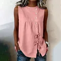 Primer plano detallado de la blusa rosa sin mangas con elegantes botones y cordones laterales - S / Tops / Rosa