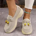 Comfortabele beige suède plateau loafers met kralen voor een casual uitstraling - Beige