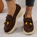 Detailansicht der braunen Plateau-Loafer für Damen aus Wildleder mit Perlenquasten. - 36 / Kaffeebraun
