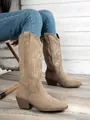 Beige suède westernlaarzen met borduursel en een middelhoge blokhak. - 36 / Khaki