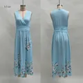 Détail de la robe sans manches bleu clair avec imprimé fleuri et taille plissée. - S / Robes / Bleu clair