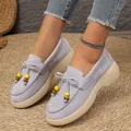 Stijlvolle grijze suède-look loafers met platformzool en decoratieve strikjes met kralen. - Lichtgrijs
