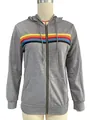 Detailweergave van een grijze hoodie met rits en kleurrijke regenboogstrepen op de borst - S / Tops / Grijs