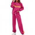 Detail van roze dames sweatshirt set met kleurrijke regenboogstrepen en losse pasvorm. - S / Boven- En Onderstuk / Rozerood