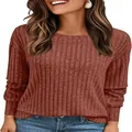 Primo piano di una maglia a maniche lunghe a coste da donna con scollo rotondo color ruggine. - Taglia S / Top / Colore caramello