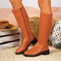 Elegante britische hellbraune Kniestiefel mit seitlichem Reißverschluss und Blockabsatz - 36 / Braun