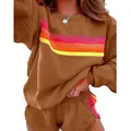 Detailansicht des braunen Damen-Lounge-Sets mit bunten Regenbogenstreifen auf dem Sweatshirt. - S / Oberteil Und Unterteil / Braun