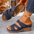 Gedetailleerde weergave van marineblauwe sleehaksandalen met dikke getextureerde zool. - Donkerblauw