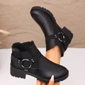 Vue détaillée de bottines noires à talon épais avec boucle métallique et fermeture éclair - 38 / Fermeture Latérale Avec Anneau Métallique / Noir (Style 224)