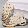 Vue latérale de baskets en maille avec des motifs d'Halloween de fantômes et chauves-souris - 38 / Style Imprimé Halloween / Beige