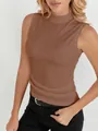 Canotta a costine marrone a collo alto senza maniche per un look dalla vestibilità slim. - Caffè