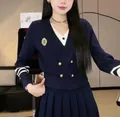 Detailansicht einer dunkelblauen Strickjacke im Preppy-Stil mit goldenen Knöpfen - Einheitsgröße / Oberteile / Marineblau
