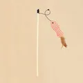 Interactieve kattenstok van katoen met een gestreepte vis en bruine veren - No.12 - Fish Shape