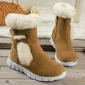 Stijlvolle dames sneeuwlaarzen van beige suède met warme witte pluche vacht en zijgespen - 36 / Bruin