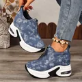 Détail de baskets compensées en denim avec fermeture éclair frontale et semelle à air. - 35 / Bleu