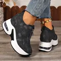 Vue détaillée de sneakers compensées en denim avec fermeture éclair et semelle à air - 35 / Noir