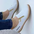 Detail van witte dames vrijetijdsschoenen met gouden rits en zool van henneptouw. - 35 / Wit