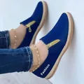 Vue détaillée de mocassins bleus pour femme avec fermeture éclair et semelle corde. - Bleu
