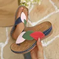 Primer plano de chanclas con cuña y diseño de hojas coloridas para mujer actual. - 38 / Azul marino