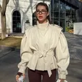 Franse stijl crème windjack met opvallende pofmouwen en ceintuur voor dames - S / Tops / Abrikoos
