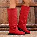 Detailopname van felrode soepele westernlaarzen tot halverwege de kuit met houten achtergrond - 35 / Rood
