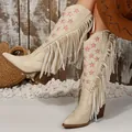 Detailansicht cremefarbener Western-Cowboystiefel mit langen Fransen und rosa Sternenstickerei - US Größe 5.5 / Gebrochenes Weiß