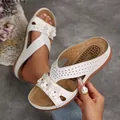Dettaglio di sandali con zeppa bianchi con motivi laser e decorazioni floreali 3D. - 36 / Bianco
