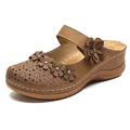 Seitenansicht brauner Vintage-Keilsandaletten für Damen mit Blumenapplikationen und Lasermuster - Braun