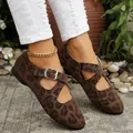 Primo piano di scarpe Mary Jane leopardate con cinturini a incrocio e cavigliera dorata - 38 / Marrone