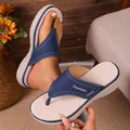 Gros plan de sandales entredoigts bleues pour femmes avec plateforme et surpiqûres - Bleu foncé