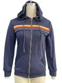Detail van een marineblauwe hoodie met rits en levendige regenboogstrepen op de borst - S / Tops / Donkerblauw