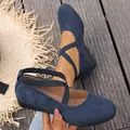 Détail de ballerines compensées en daim bleu marine avec brides croisées sur un pont en bois - 36 / Bleu