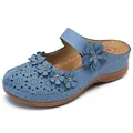 Blaue Vintage-Mules mit Blumenmuster, Keilabsatz und lasergeschnittenen Details - Blau