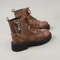 Vue détaillée des bottines Martin vintage marron avec tête de mort et semelle épaisse. - 36 / Beige