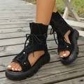 Stylische schwarze Plateau-Römersandalen mit Schnürung und modischer Zehenpartie - Schwarzer Leopard