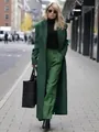 Eleganter langer grüner Wollmantel und passende Hose in einem Streetstyle-Setting - S / Oberteile / Grün