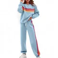 Detailweergave van een lichtblauw dames trainingspak met kleurrijke regenboog zijstrepen - S / Boven- En Onderstuk / Blauw