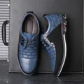 Stilvolle blaue und schwarze Herren-Freizeitschuhe aus Leder mit Schnürung und Ziegelmuster - 38 / Blau
