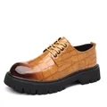Braune Herrenschuhe mit Krokomuster, dicker schwarzer Profilsohle und Schnürung. - 38 / Gelb