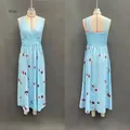 Vue détaillée d'une robe longue fleurie bleu clair à col en V, sans manches et dos nu - S / Robes / Bleu