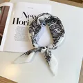 Élégant carré de coton et lin de 58cm avec motif paisley noir au style artistique - Style Paisley (Image Principale 35) / Paisley Beige et Noir